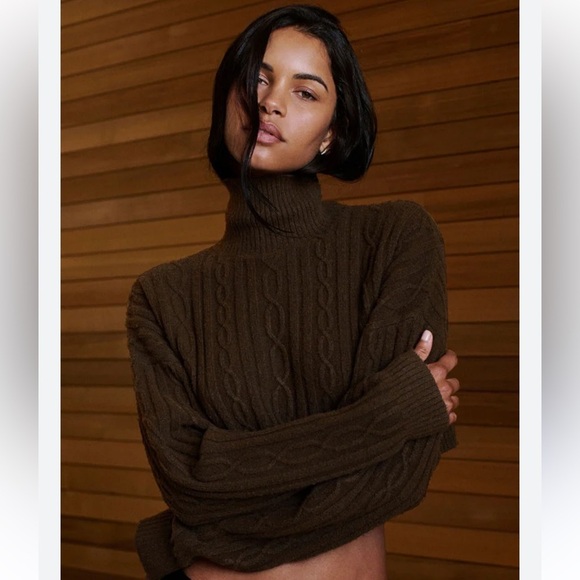 ALO Yoga Sweaters - Alo Cable Knit Cropped Winter Bliss Turtleneck Long Sleeve in Espresso NWT!